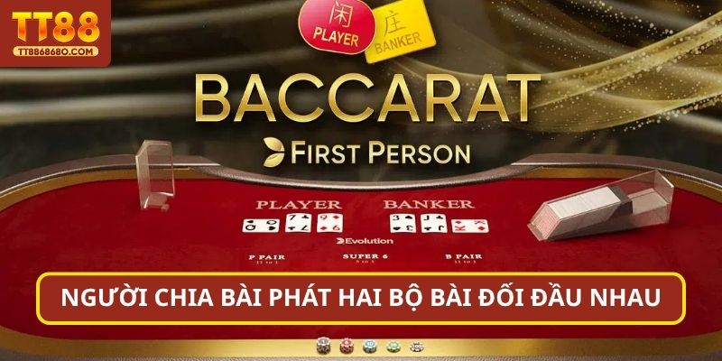 Người chia bài phát hai bộ bài đối đầu nhau